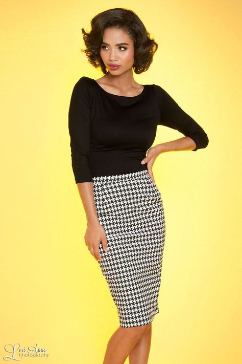 Love this look! Pencil Skirt Outfits For Work, Houndstooth Skirt Outfit, Pencil Skirt Outfits Winter, Skirt Outfit Winter, Pencil Skirt Outfit, Pencil Dress Outfit, Hairstyles Female, Skirt Diy, Houndstooth Pencil Skirt