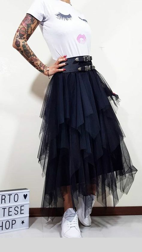 80s Tulle Skirt Outfit, Tulle Skirt Casual Outfit, Tool Skirt Outfit Black, Tulle Skirt And Sneakers, Styling Tulle Skirt Outfit, Navy Tulle Skirt Outfit, Gonna Tulle Outfits, Long Tutu Skirt Outfit, Long Mesh Skirt Outfits