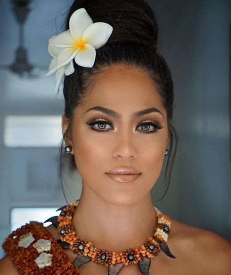 A D A M on Instagram: “For the look that made Tonga roar I used @maccosmetics studio fix fluid NC40/ studio finish concealer NC35 | brows @anastasiabeverlyhills…” Hawaiian Makeup, Tropical Costume, Hawaii Hairstyle, Polynesian Dresses, Hawaii Makeup, Tongan Culture, Polynesian Women, Makeup Tips Step By Step, Polynesian Beauty