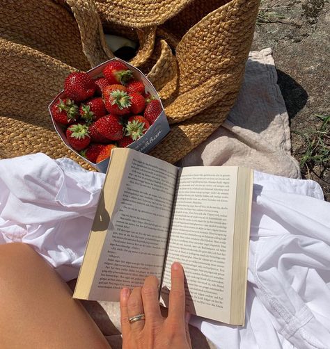 Isabella Bislimi’s Instagram post: “📖🌞🍓” Summer Aesthetic Friends, Beach Summer Aesthetic, Beach Girl Aesthetic, Dump Ideas, Aesthetic Friends, Beach Friends, Prayer Board, One Summer, Beach Reading