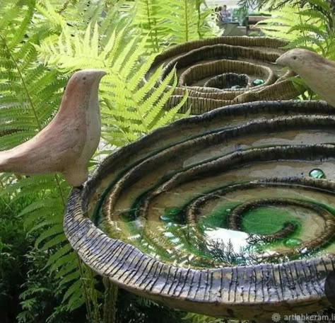 Ceramic Bird Bath, Garden Totem, Bird Bath Garden, Concrete Sculpture, Pottery Handbuilding, Garden Pottery, Keramik Design, Cement Crafts, Pottery Crafts