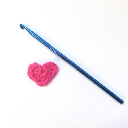 Crochet Tiny Heart Applique, Crochet Tiny Heart Free Pattern, Tiny Heart Crochet, Tiny Embroidery Ideas Easy, Crochet Hdc, Valentine Crochet, Crochet Circle Pattern, Crochet Tiny, Crochet Valentines