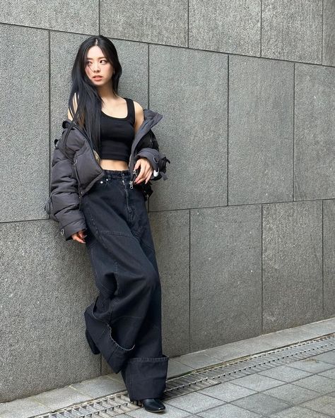 Yuna Itzy, Kpop Outfits, Outfits Casuales, Top Casual, Cropped Tank Top, Instagram Update, Korean Girl, South Korean Girls, Kpop Girls