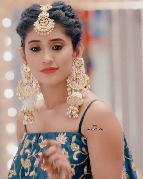 Shivangi Joshi Hairstyle, Naira Hairstyles In Yrkkh, Trippy Optical Illusions, Shivangi Joshi Instagram, Saree Hairstyles, Bridal Jewellery Inspiration, Desi Wedding Dresses, Bridal Jewels, Shivangi Joshi