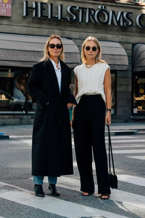 Stockholm Fashion Week, Black Outerwear, Stockholm Street Style, Looks Street Style, Knitwear Fashion, Women Street, Stockholm Fashion, Fashion Board, Mode Inspo