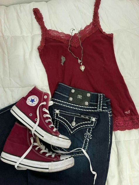 Gilmore Girls Coquette, Vampire Diaries Aesthetic, Elena Gilbert Outfits, Diaries Aesthetic, Twilight Bella, Photo Cute, Outfits Retro, Red Converse, Downtown Outfits