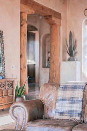 Santa Fe Style Decor Living Room, Santa Fe Style Interiors, Mexican Hacienda Decor Living Room, Santa Fe Kitchen Decor, Rustic Southwestern Home Decor, Mexican Interior Design Bedroom, Santa Fe Style Bathroom, Arizona Style Decor, Santa Fe Decor Southwest Style