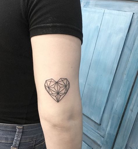 Tattoo Biomechanical, Diamond Heart Tattoo, Geometric Heart Tattoo, Small Infinity Tattoos, Watercolor Realistic, Small Geometric Tattoo, Diamond Tattoo, Remembrance Tattoos, Diamond Tattoos