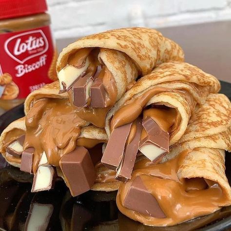 Chocolate Pancake, Stuffed Crepes, Pancake Roll, Pancake Dessert, Chocolate Pizza, Dessert Recipes For Kids, Pizza Burgers, Chocolate Pancakes, Lotus Biscoff