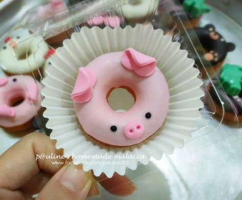 Donuts #paulineshomemademalacca Cake Mix Donuts, Donut Decorating Ideas, Fancy Donuts, Donut Decorations, Cute Donuts, Cake Decorating Frosting, Cake Truffles, Fake Bake, Mini Donuts