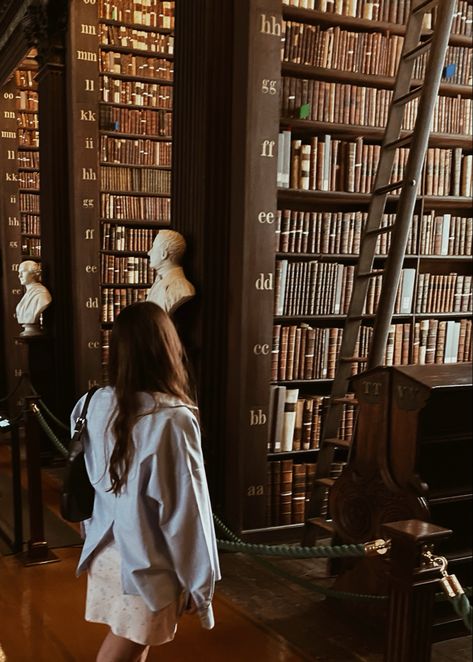 Trinity College Dublin, Trinity College, City Break, Ireland Travel, Belfast, Photography Inspo, Dark Academia, Dublin, Cool Pictures