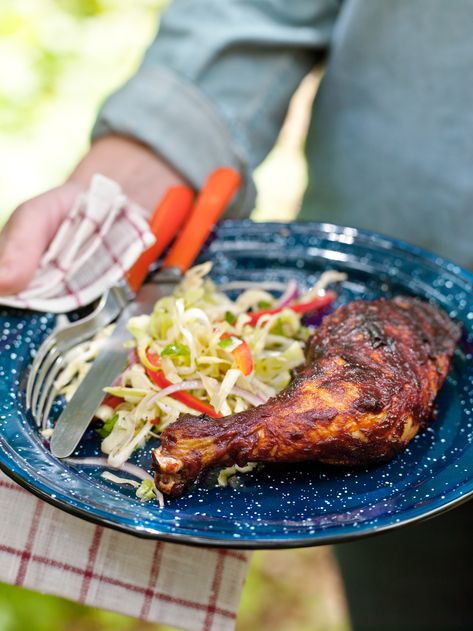 Grilled Chicken with Whiskey Barebecue Sauce and Spicy Slaw Gourmet Camping Food, Spicy Slaw, Dinners Ideas, Healthy Camping Food, Food Dinners, Camping Hacks Food, Mini Hamburgers, Breakfast And Brunch, Slider Buns