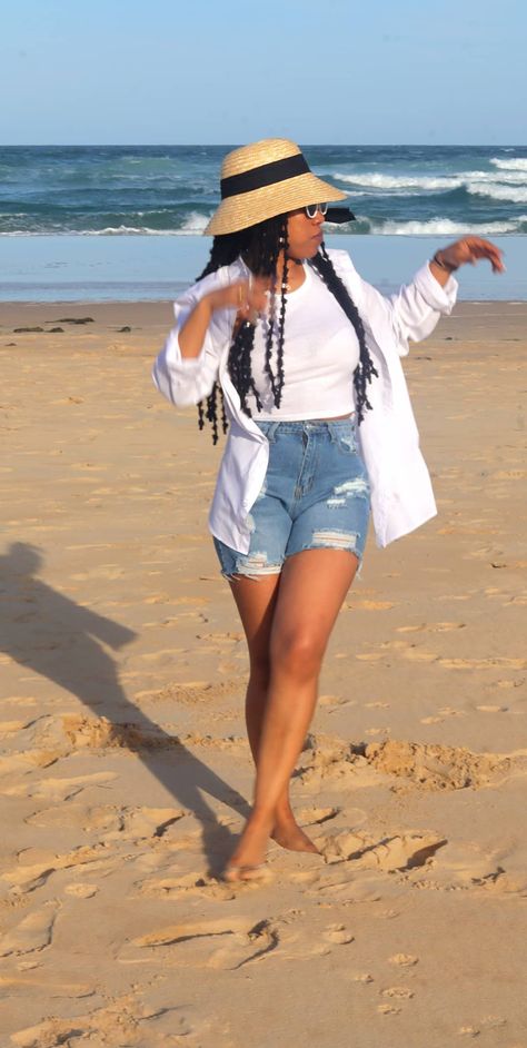 White Jean Beach Outfit, Picnic Dressing For Women, White Button Down Shirt Outfit Beach, Denim Short Beach Outfit, Basic Beach Outfit, White Shirt Beach Outfit, Denim Shorts Outfit Aesthetic, White Shirt And Denim Shorts, White Shirt With Denim