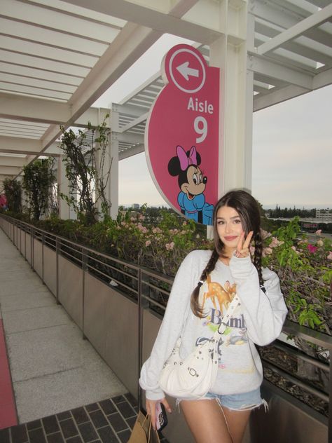 Korean Disney Outfit, Alt Disneyland Outfits, Disney Picture Inspiration, Kawaii Disney Outfit, Islands Of Adventure Outfit, Aesthetic Disneyland Outfits, Disneyland Fits Summer, Cool Girl Disney Outfit, Theme Park Outfits Winter