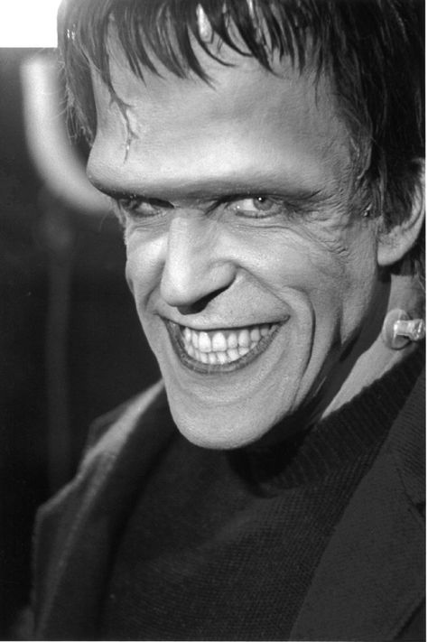 Munsters Tv Show, Herman Munster, The Munster, Horror Vintage, Machine Video, Humor Hilarious, The Munsters, Retro Horror, Crafts Videos