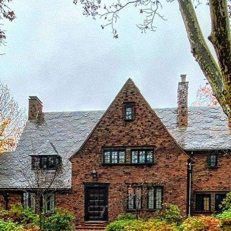 @chrisbdom on Instagram: "A clinker brick covered Tudor Revival. The Squirrel Hill house was built in 1925. #pittsburgh #squirrelhill #tudorrevival #clinkerbrick #houseportrait #la_houses #bobvilahome #archi_ologie #houses_phototrip #casasecasarios2 #be_one_houses #total_houses #detalhes_em_foco #thisplacematters #tudortuesday" Brick Tudor, Clinker Brick, Brick Detail, Tudor Revival, Bob Vila, Tudor House, Hill House, House Portraits, River House