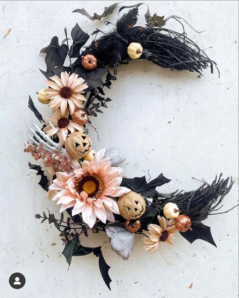 Crescent Moon Wreath Diy Halloween, Crescent Moon Grapevine Wreath Diy, Witchy Crescent Moon Wreath Diy, Creacent Moon Wreath, Gothic Wreath Bohemian, Crescent Moon Wreath, Raven Decor, Moon Wreath, Spooky Wreath