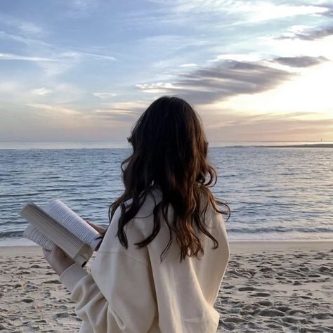 Brunette Aesthetic, Photographie Inspo, Brunette Girl, Beach Reading, Beauty Photos, Jolie Photo, Summer Dream, Foto Pose, Lightroom Mobile