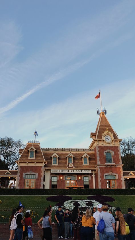 Entrance / Train Station for Main Street USA Disneyland Train Station, Huevember 2022, Disneyland Entrance, Disneyland Photography, Disney Photo Ideas, Disney World Pictures, Disney Pics, Disney Wallpapers, Disneyland Pictures