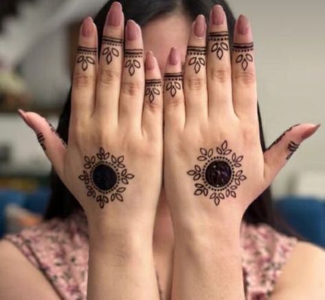 Small Henna Designs Back Hand, Mehndi Design For Fingers Front Hand, Front Hand Small Mehndi Designs, Back Hand Small Mehndi Designs, Mehendi Designs For Front Hands Easy, Aesthetic Mehendi Designs Front Simple, Aesthetic Mehendi Back Hands Simple, Only Fingers Mehndi Design Simple, Cute Small Mehendi Designs