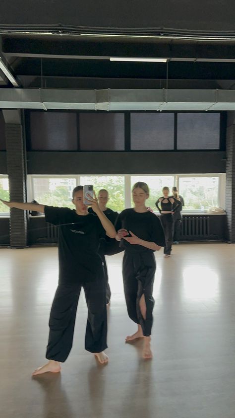 Dancer Aesthetic Contemporary, Dance College Aesthetic, Dance Class Outfit Contemporary, Dance Outfits Aesthetic, Dance Training Outfit, Dance Class Aesthetic, Modern Dance Outfit, Contemporary Dance Aesthetic, Contemporary Dance Outfits