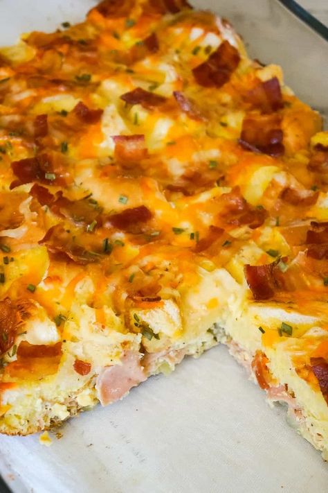 Bagel Breakfast Casserole with Eggs, Ham and Bacon is an easy brunch recipe made with chopped plain bagels loaded with eggs, sliced honey ham and crumbled bacon. Bagel Breakfast Casserole, Breakfast Casserole With Eggs, Ham Breakfast Casserole, Easy Breakfast Dishes, Bagel Breakfast, Breakfast Casserole With Biscuits, Easy Breakfast Casserole Recipes, Slow Cooker Breakfast Casserole, Tater Tot Breakfast Casserole