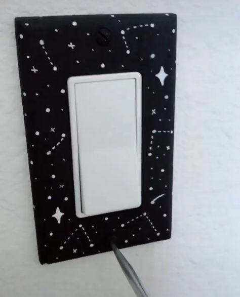 Cool Light Switch Covers Diy, Light Switch Cover Painting Ideas, Cute Light Switch Covers Diy Paint, Painting Ideas On Light Switch, Lightswitch Ideas Painting Easy, Light Switch Painting Ideas Aesthetic, Door Painting Ideas Bedroom Grunge, Outlet Cover Painting Ideas Aesthetic, Painted Light Switch Plates Diy