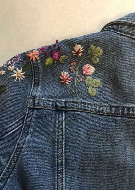 Jacket Embroidery Ideas, Denim Jacket Embroidery Ideas, Jeans Bordados, Denim Jacket Embroidery, Embroidery Jeans Jacket, Jean Diy, Embroidery Jeans Diy, Jacket Embroidery, Clothes Embroidery Diy