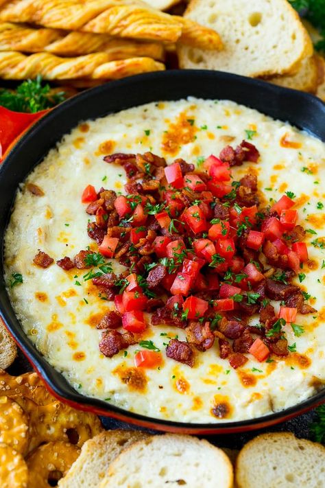 Baked chicken Alfredo dip in a skillet topped with bacon, tomatoes and chopped parsley. Chicken Alfredo Dip Recipe, Chicken Alfredo Dip, Alfredo Dip, Chicken Alfredo Bake, Homemade Alfredo Sauce, Chicken Dips, Cheesy Sauce, Healthy Pasta Recipes, Chicken Alfredo