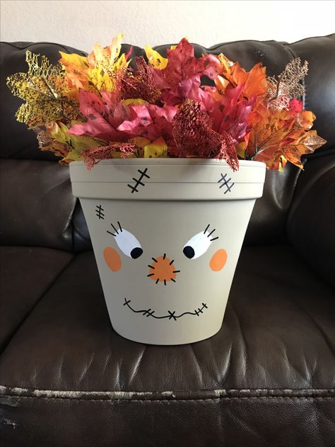 Pinterest inspired fall flower pot! DIY with acrylic paint Halloween Painted Plant Pots, Painted Pots Halloween, Fall Painted Flower Pots, Halloween Pot Painting Ideas, Fall Terra Cotta Pot Ideas, Fall Painted Pots, Clay Pot Painting Ideas, Halloween Pots, Football Wreath Diy