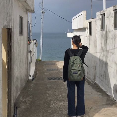 Blue Jansport Backpack, Lululemon Backpack, Vans Backpack, School Bag Essentials, Aesthetic Backpack, Backpack Outfit, College Fits, 사진 촬영 포즈, Creative Photography Techniques