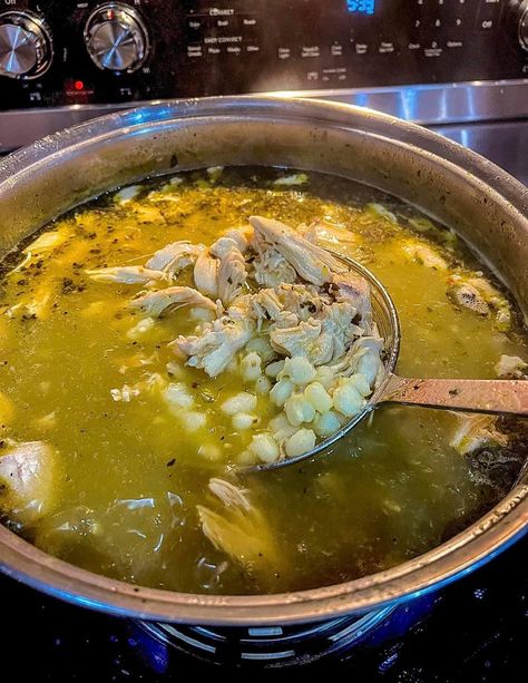 Pozole Verde de Pollo (Green Mexican Hominy and Chicken Soup) - Easy DIY Recipes Green Posole Recipe, How To Make Pozole, Chicken Pozole Verde, Chicken Pozole, Chicken Whole, Pozole Verde, Pozole Recipe, Verde Sauce, Green Chili Chicken