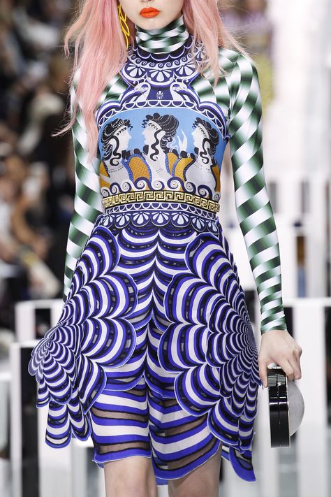 See detail photos for Mary Katrantzou Spring 2017 Ready-to-Wear collection. Detail Couture, Mary Katrantzou, Trend Forecasting, Looks Style, Spring 2017, Fashion 2017, Fashion History, London Fashion, Fashion Details