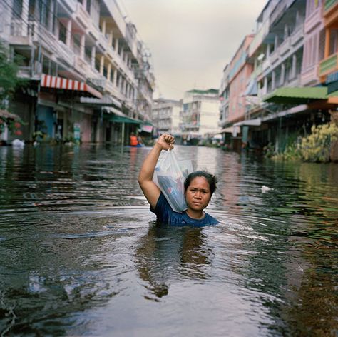 drowning-world-portraits-climate-change-gideon-mendel-8 Award Winning Photography, World Photography, Natural Garden, Real Pictures, Somerset, National Geographic, Habitat, Bangkok, Photographer