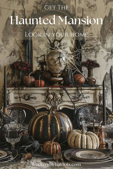 A dining area with a fireplace, decorated with pumpkins, black taper candles, and spooky place settings. Haunted House Theme Decor, Victorian House Halloween Decor, Fairytale Halloween Decor, Spooky Mansion Aesthetic, Whimsy Halloween Decor, Beautiful Halloween Decorations, Southern Halloween Decor, Halloween Classy Decor, Fancy Halloween Decorations