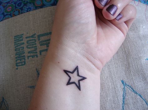 Comique de retrouver par hasard mon tattoo sur Pinterest ! c'est ma main et le coussin que j'ai cousu en dessous ! Star Tattoo On Wrist, Small Sister Tattoos, Small Star Tattoos, Rachel Amber, Small Tattoo Placement, Small Couple Tattoos, Star Tattoo Designs, Star Tattoo, Star Tattoos