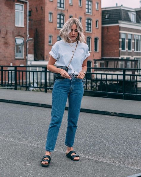 Jeans And Birkenstocks Outfits, Birkenstocks Outfits, Casual Chique Stijl, Minimalist Moda, Mama Jeans, Birkenstock Outfit, Mom Jeans Outfit, Skandinavian Fashion, Looks Vintage