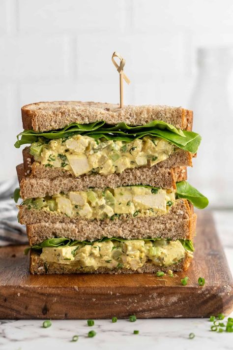 This tofu egg salad recipe is as creamy, flavourful and versatile as the original, but it swaps in extra-firm tofu for the hard-boiled eggs! Vegan Egg Salad Recipe, Tofu Egg Salad, Tofu Salad Recipes, Vegan Blt Sandwich, Meal Prep Lunches, Tofu Sandwich, Easy Vegan Lunch, Vegan Sandwiches, Vegan Egg