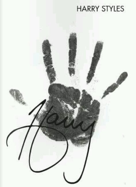 Omg look how big their hands are!!! Harry Styles Signature, One Direction Niall, Holmes Chapel, One Direction Pictures, I Love One Direction, 1d And 5sos, 1 Direction, Fifth Harmony, Harry Edward Styles