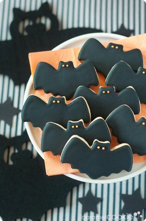 Cibo Halloween, Halloween Alley, Halloween Cookie Designs, Bat Cookies, Black Cat Cookies, Galletas Halloween, Kids Halloween Food, Happy Friday The 13th, Spooky Snacks