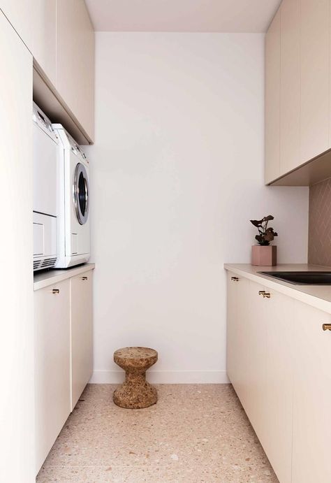 Palm Springs Laundry Room, Palm Springs Style Home, Bedhead Design, Laundry Room Flooring, Palm Springs Style, Modernist House, Homes To Love, Laundry Room Inspiration, Cabinetry Design