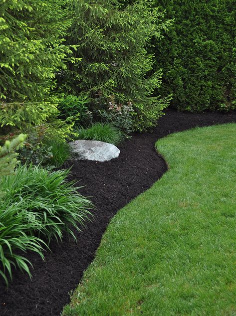 Black Mulch Landscaping, Landscaping Flower Beds, Mulch Landscaping, Flagstone Patio, Front Landscaping, Soil Improvement, Beautiful Backyards, House Landscape, Patio Stones