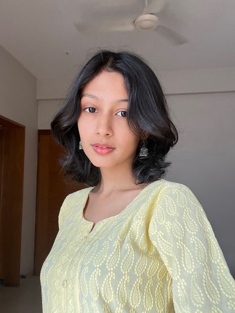 Haircut Ideas For Indian Women, Pakistani Haircut For Women, Short Hairstyles For Indian Women, Desi Short Hair Styles, Short Hair Desi Aesthetic, Short Hair With Indian Outfits, Indian Haircuts For Women, Short Haircut For Wavy Hair Indian, Short Hair For Indian Women