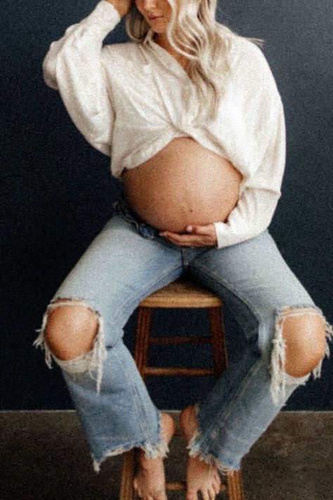 Maternity Stool Photoshoot, Maternity Outfits For Photoshoot Jeans, Button Down Maternity Photo, Comfy Maternity Photoshoot, Maternity Pictures With Jeans, Maternity Shoot With Jeans, Relaxed Maternity Shoot, Maternity Photos In Jeans, Maternity Photography Jeans