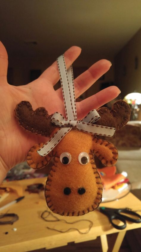 Diy Deer Ornaments, Diy Moose Ornaments, Moose Crafts Diy, Felt Moose Ornament Pattern, Diy Moose Decor, Felt Moose, Moose Ornaments, Woodland Crafts, Felt Woodland