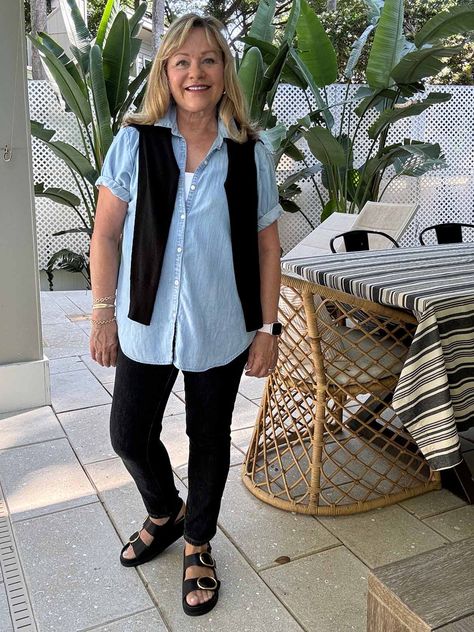 Style Tips for Petite Women Over 50: How to Wear Denim Effortlessly Summer Outfits Petite, Petite Fashion Over 50, Petite Capsule Wardrobe, Clothes For Women Over 50, Outfits Petite, Casual Home, Chambray Dress, Classic Casual, Women Over 50