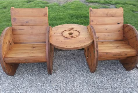 Wooden Spool Bench, Wire Spools Ideas Diy, Wire Spool Projects, Wire Reel Ideas, Wood Spool Ideas Diy Projects, Wooden Spool Ideas, Spool Diy, Spool Projects, Wooden Cable Spools