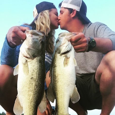 Fishing couple Fishing Couples, Couple Valentines Day, Country Couple Pictures, Country Relationship Goals, Country Dates, Country Relationships, Cute Country Couples, Country Girl Life, Goals Couple