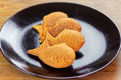 Taiyaki Recipe step-by-step — Chef Iso Taiyaki Recipe, Japanese Dessert Recipes, Strawberry Mochi, Sweet Red Bean Paste, Sweet Red Bean, Pumpkin Pudding, Japanese Street Food, Red Bean Paste, Popular Desserts