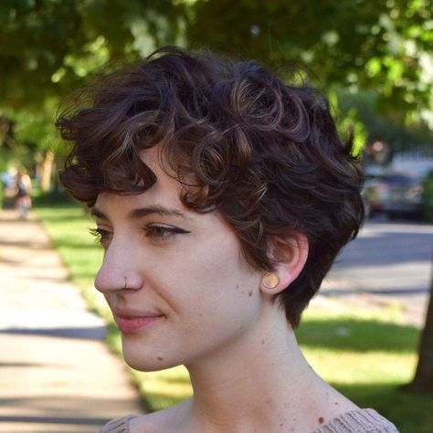 Curly Dark Brown Pixie Cut #shorthairpixie Wavy Layered Haircuts, Brown Pixie Cut, Short Wavy Haircuts, Wavy Pixie, Thick Wavy Hair, Wavy Curls, Hair Adviser, Short Brown Hair, Wavy Haircuts